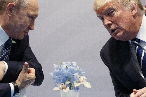 初の首脳会談に臨んだプーチン大統領(左)とトランプ大統領(写真:AP/アフロ)
