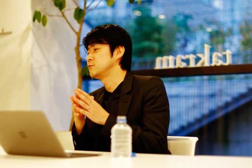 田川欣哉。takram design engineering代表。ハードウエア、ソフトウエアからインタラクティブアートまで、幅広い分野に精通するデザインエンジニア。日本語入力機器「tagtype」はニューヨーク近代美術館のパーマネントコレクションに選定されている。2015年グッドデザイン金賞受賞。東京大学機械情報工学科卒業。英国ロイヤル・カレッジ・オブ・アート修士課程修了。ロイヤル・カレッジ・オブ・アート客員教授(取材日:2015年11月26日、撮影:竹井俊晴)