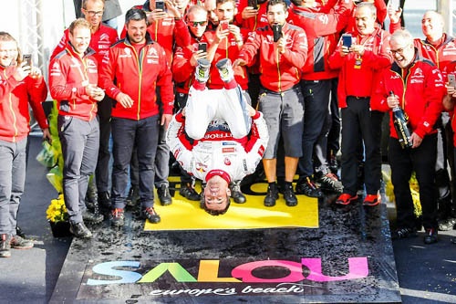 スペインで優勝したローブ。表彰式では、バク宙を披露した(ローブは元体操選手) ©Citroen Racing