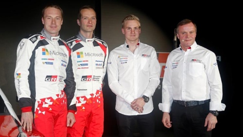 ラトバラ（左）、ハンニネン（左から2番目）、テストドライバーのラッピ（右から2番目）、チーム代表のマキネン（右）