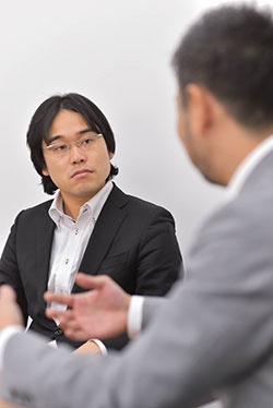 斎藤事業統括本部長(奥)と高野社長