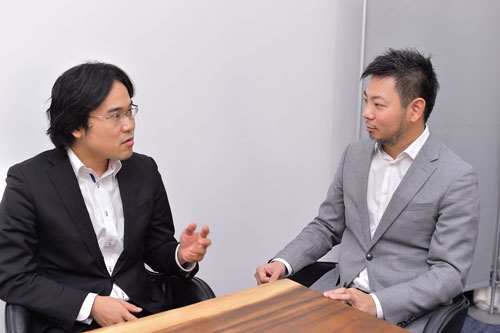 斎藤事業統括本部長（左）と高野社長が将来の可能性で盛り上がる（写真：菊池一郎）