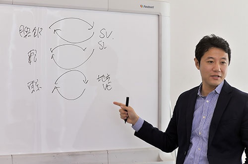 地方のベンチャーのあり方について、米国と日本を比較して解説する入山・早稲田大学ビジネススクール准教授(写真:菊池一郎、以下同)
