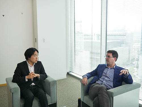 ローCEO(右)と聞き手の斎藤・トーマツ ベンチャーサポート事業統括本部長