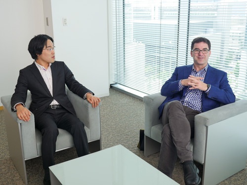 ローCEOと聞き手の斎藤・トーマツ ベンチャーサポート統括本部長（左）