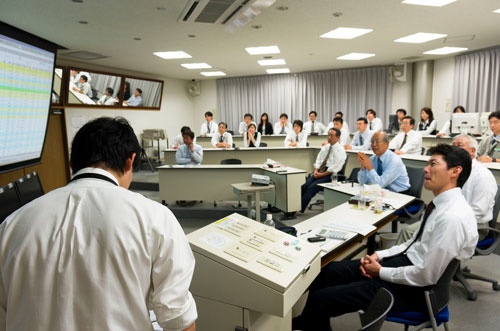 毎週月曜日に行う商品開発会議の様子(2012年10月撮影、写真:尾苗清)