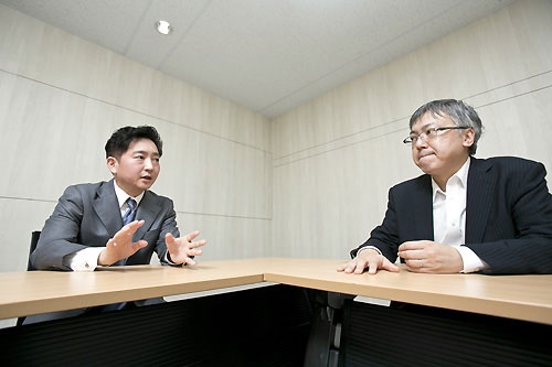 サイバーエージェントでゲーム事業を統括する取締役副社長の日高裕介氏(左)と、一連の騒動を追い続けてきた著名ブロガーの山本一郎氏(右)(撮影:的野弘路、以下同)