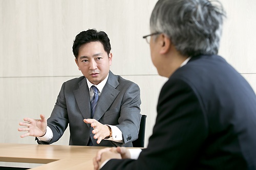 日高 裕介(ひだか・ゆうすけ) 1974年、宮崎生まれ。1997年、慶應義塾大学総合政策学部卒業、インテリジェンスに入社。1998年、サイバーエージェントを共同創業者として設立、常務取締役に就任。EC事業の立ち上げやメディア事業の広告部門などを担当した後、2009年にゲーム事業を立ち上げ、2010年に取締役副社長に就任