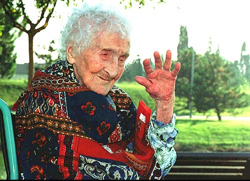 122年と164日という世界最長寿記録を持つフランスのジャンヌ・カルマンさん。120歳の頃。1995年10月17日撮影。（写真：AP/アフロ）