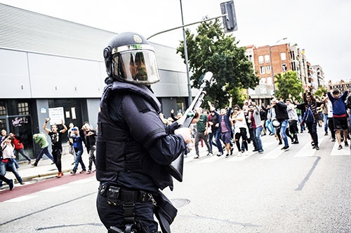 カタルーニャ州住民に対する警察の暴力行為は、SNSを通じて全世界に拡散された。(写真:UPI/amanaimages)