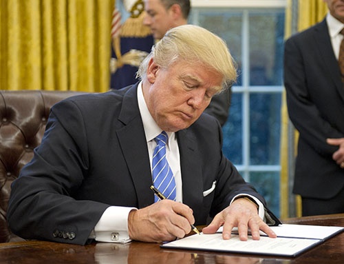 トランプ米大統領は環太平洋経済連携協定（TPP）から「永久に離脱する」とした大統領令に署名した（写真：ZUMA Press/amanaimages）