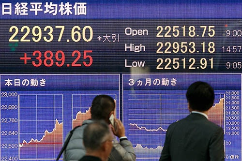 2017年の日本経済は「いざなぎ景気」を超える戦後2番目の景気拡大局面となった。日経平均株価も、11月9日午前には一時、約26年ぶりに2万3300円台に乗せるなど、年の終盤は株高が続いた。はたして2018年の景気はどうなるだろうか? (写真:Rodrigo Reyes Marin/アフロ)