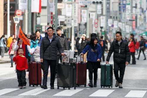 中国人訪日客の動向は日本経済にも大きな影響（写真：Rodrigo Reyes Marin/アフロ）