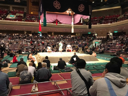土俵に近い席でした。これは午後3時くらいだったと思いますが、まだガラガラ……