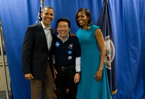 オバマ夫妻と写真におさまる海野教授（2012年5月、バージニア州で開かれた支持者集会）