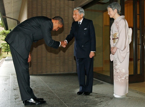 2009年11月、御所に到着したオバマ氏は天皇陛下に対して深々とお辞儀した。（ロイター／アフロ）