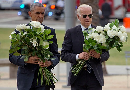フロリダで起きた銃乱射事件の犠牲者に哀悼の意を捧げるオバマ大統領（当時）（写真：AP/アフロ）