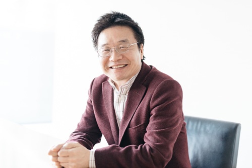 宋文洲(そう・ぶんしゅう)氏1963年中国山東省生まれ。中国国費留学生として85年に北海道大学大学院に留学し、工学研究科の博士課程修了。89年に起きた天安門事件のため帰国せず、札幌の会社に就職したが、すぐに倒産。92年にソフトブレーンを創業し、独自開発の営業支援ソフトの販売やコンサルティング業務で会社を成長させた。2005年に東証1部に上場。42歳でソフトブレーンの経営から引退し、生活の拠点を北京に移す。