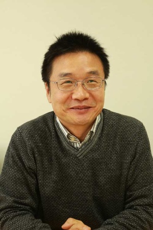 宋文洲(そう・ぶんしゅう)氏:1963年中国山東省生まれ。中国国費留学生として85年に北海道大学大学院に留学し、工学研究科の博士課程修了。89年に起きた天安門事件のため帰国せず、札幌の会社に就職したが、すぐに倒産。92年にソフトブレーンを創業し、独自開発の営業支援ソフトの販売やコンサルティング業務で会社を成長させた。2005年に東証1部に上場。42歳でソフトブレーンの経営から引退し、生活の拠点を北京に移す。