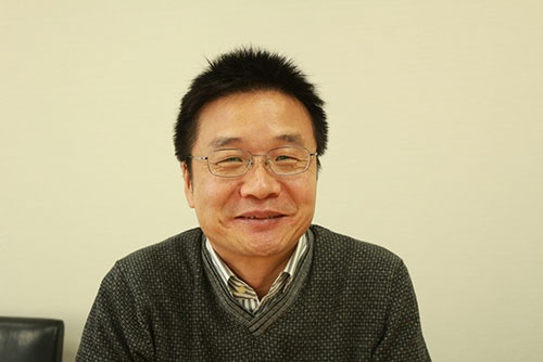 宋文洲(そう・ぶんしゅう)氏1963年中国山東省生まれ。中国国費留学生として85年に北海道大学大学院に留学し、工学研究科の博士課程修了。89年に起きた天安門事件のため帰国せず、札幌の会社に就職したが、すぐに倒産。92年にソフトブレーンを創業し、独自開発の営業支援ソフトの販売やコンサルティング業務で会社を成長させた。2005年に東証1部に上場。42歳でソフトブレーンの経営から引退し、生活の拠点を北京に移す。