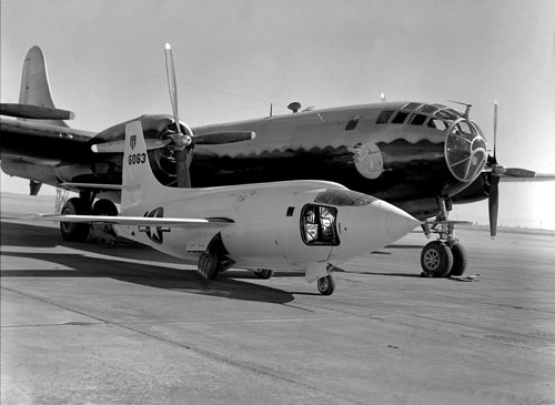 B-29（奥の機体）。手前にあるのはチャック・イェーガーが操縦して世界で初めて音速を突破したベルX-1実験機（前回参照。画像：NASA）