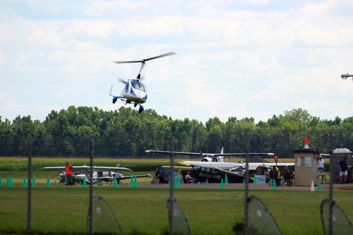 ウルトラライトのエリアは独自の滑走路があり、メインの空港とは別のスケジュールでフライトデモンストレーションを行っている。これは低空フライパスのために滑走路へ進入してくるオートジャイロ機。