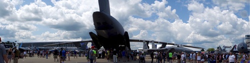 ボーイング・プラザの様子。中央は空軍が展示したC-17輸送機。三軍に海兵隊、NASAなど、政府組織が機体を持ち込んで展示している。
