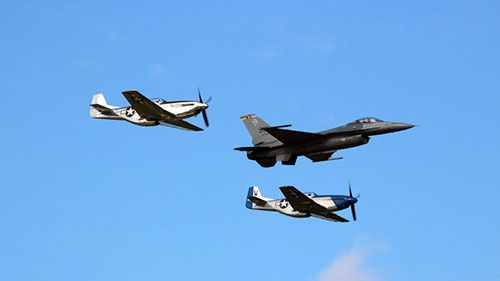 AirForce Memorial Flightと題された、空軍のF-16戦闘機と、愛好家が維持するP-51ムスタング戦闘機の編隊飛行。