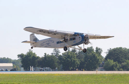 機齢90年近い、1929年製「フォード・トライモーター」旅客機が遊覧飛行を行う。