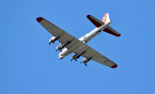 遊覧飛行中のボーイングB-17爆撃機。