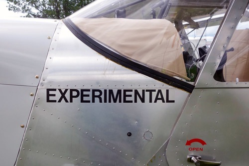 ホームビルト機には、Experimentalという文字が書き込まれている。これは米航空法におけるExperimentalのカテゴリーで機体登録ナンバーを取得していることを意味する。