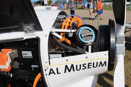 Pipistrel AircraftのAlpha Trainer(上)、機首に搭載された電動モーター(下)。モーター出力は50kW(67馬力)。