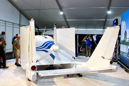 Terrafugiaの“空飛ぶ自動車”「TRANSITION」。主翼を横に折り畳む形式である。2006年以降10年以上に渡って開発を継続している。Terrafugiaは中国の自動車メーカー浙江吉利控股集団が米国内に設立した次世代型航空機を開発するためのベンチャー。