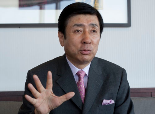 手嶋 龍一(てしま・りゅういち)NHKの政治部記者として首相官邸、外務省、自民党を担当。ワシントン特派員となり、冷戦の終焉、湾岸戦争を取材。ハーバード大学CFIA・国際問題研究所に招聘された後、ドイツのボン支局長を経て、ワシントン支局長を8年間務める。2001年9.11の同時多発テロ事件では11日間の昼夜連続の中継放送を担った。2005年NHKから独立し、日本で初めてのインテリジェンス小説『ウルトラ・ダラー』(新潮社)を発表。姉妹篇『スギハラ・ダラー』と合わせ50万部のベストセラーに。近著に『汝の名はスパイ、裏切り者、あるいは詐欺師-インテリジェンス畸人伝』(マガジンハウス)。最新刊は、主要国が少数の政治指導者に強大な決定権を委ねる危うさを警告した『独裁の宴-世界の歪みを読み解く』(中公新書ラクレ・佐藤優氏と共著)。現在は、大学や外交研究機関で外交・安全保障を中心に後進の指導に取り組む。