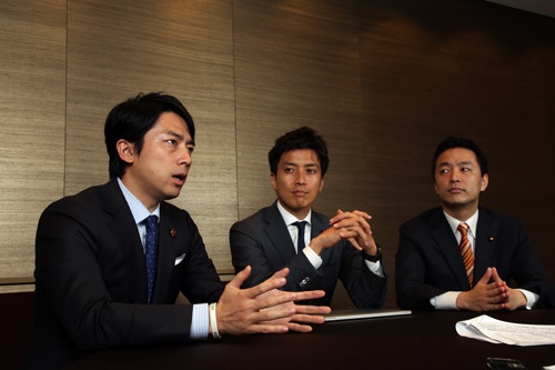 左から小泉進次郎氏、小林史明氏、村井英樹氏(写真:陶山 勉、以下同)