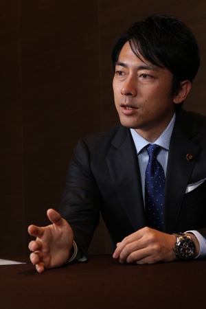 <b>小泉進次郎氏(36)</b><br />2004年関東学院大学卒、米国戦略国際問題研究所(CSIS)研究員を経て09年衆院議員初当選、自民党農林部会長。神奈川県出身
