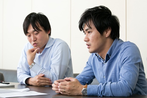 プロジェクトチームに参加した上田圭一郎氏（右）と高木聡氏（左）（写真：的野弘路）