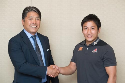 大学ラグビー9連覇の岩出雅之監督と、トップリーグと日本選手権2連覇の流大主将。