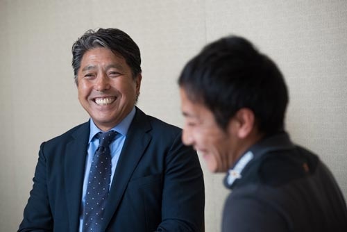 岩出 雅之(いわで・まさゆき)氏帝京大学ラグビー部監督、帝京大学スポーツ医科学センター教授。1958年和歌山県新宮市生まれ。1980年日本体育大学卒業。大学時代、ラグビー部でフランカーとして活躍し、1978年度全国大学ラグビーフットボール選手権大会で優勝の原動力になり、翌年度、主将を務めた。教員となり、滋賀県教育委員会、公立中学、高校に勤務後、1996年より帝京大学ラグビー部監督。2009年度全国大学ラグビーフットボール選手権大会で初優勝。以来、9連覇を継続中。著書に『常勝集団のプリンシプル』(日経BP社)がある。