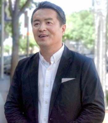<span class="fontBold">楠谷“マックス”勝氏</span><br />大阪府生まれ。神戸の大学を卒業した後、東京海上火災保険株式会社(現・東京海上日動火災保険)に入社。保険サービスのデジタルイノベーションを推進するべく、2016年から東京海上グループで初となるシリコンバレーでのテクノロジー拠点立ち上げに従事。現在は計5名のチームを率いて、デジタルを活用した新しい保険サービスの開発やスタートアップ、プラットフォーマーとのアライアンス構築などを担っている。