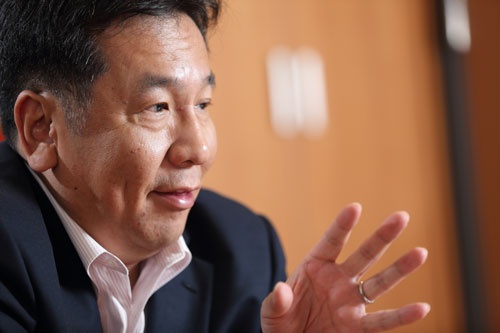 枝野幸男(えだの・ゆきお)<br>1964年栃木県生まれ、52歳。87年東北大学法学部を卒業、91年弁護士登録。93年7月に日本新党から出馬して衆院初当選。96年に旧民主党(現民進党)の結成に参加。2002年、旧民主党政調会長に。2009年の政権交代後、2010年に行政刷新担当大臣を経て党の幹事長に就任。2011年に内閣官房長官に就任して、東日本大震災の対応に当たる。その後、経済産業大臣などを歴任し、2014年から党幹事長に。衆院当選8回。(インタビュー写真は村田和聡)