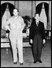 終戦直後の1945年9月、日本国民にとって現人神だった昭和天皇は、マッカーサー元帥と並んで写真に収まった。天皇が正装姿で「気をつけ」の姿勢であるのに対し、マッカーサーは軍服姿で腰に手を当てている（Universal History Archive/UIG/Getty Images）