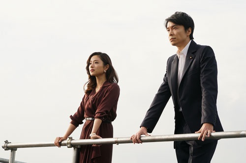 日米関係が米国が石原さとみ演じる若い女性、日本が長谷川博己演じる背の高い男性としての表象で描かれた（&copy;2016 TOHO CO.,LTD.）
