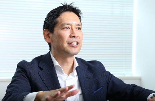 <b>加島 禎二(かしま・ていじ)</b><br /> 1967年神奈川県生まれ。上智大学文学部心理学科卒業後、90年にリクルート映像入社。営業、コンサルティング、研修講師を経験。98年に創業3年目のセルムに参加し、2002年取締役企画本部長に就任。2008年、常務取締役関西支社長を経て2010年社長に就任。写真:丸毛透。