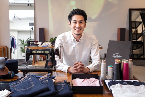 山田CEOは1982年、熊本の老舗婦人服店に生まれた。2012年にライフスタイルアクセントを設立し、「ファクトリエ」を開始した。
