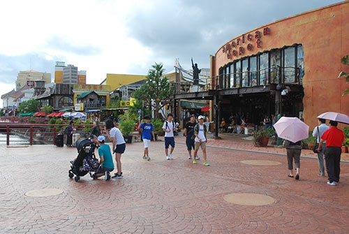 観光需要に沸く沖縄。写真は北谷町の商業施設「アメリカンビレッジ」。