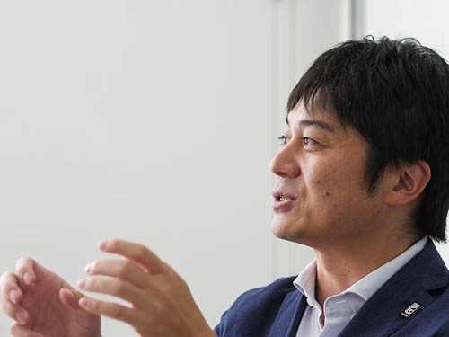 <b>葦原 一正(あしはら・かずまさ)氏</b><br>公益社団法人ジャパン・プロフェッショナル・バスケットボールリーグ 常務理事・事務局長。1977年生まれ。早稲田大学院理工学研究科卒業後、外資系コンサルティング会社に勤務。2007年に「オリックス・バファローズ」、2012年には「横浜DeNAベイスターズ」に入社し、社長室長として、主に事業戦略立案、プロモーション関連などを担当。2015年、「公益社団法人ジャパン・プロフェッショナル・バスケットボールリーグ」入社。男子プロバスケットボール新リーグ(B.LEAGUE)の立ち上げに参画。(写真:加藤 康)