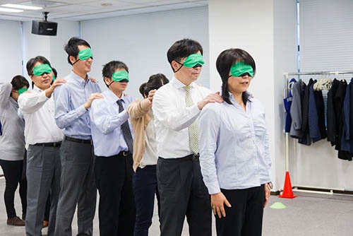 企業向けの研修プログラム「OFF TIME Biz」の様子(写真:日本ブラインドサッカー協会)