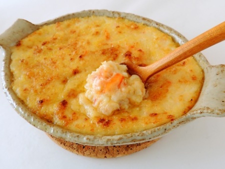 上から、ふわふわ鶏団子のカレーライス、魚とアボカドのタルタル仕立て、カニポテトクリームグラタン。いずれもクリコさんがご主人のアキオさんのために作った、噛みやすくて飲み込みやすい、やわらかい介護ごはん(すべて単行本にレシピが載っています)