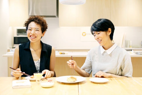 クックパッドの小竹貴子さん(写真内左)と『希望のごはん』著者であり、介護食アドバイザーのクリコさん(撮影:千倉 志野、ほかも同じ)